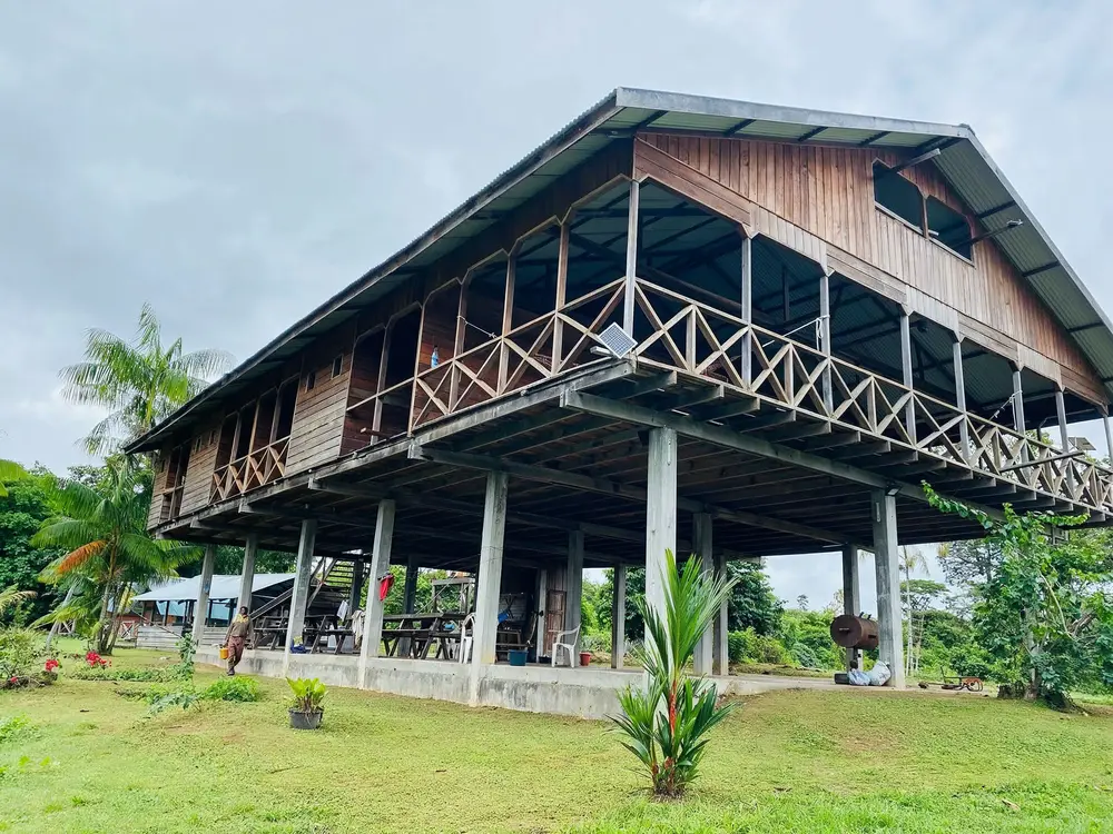 Het houten hoofdgebouw van Kodoufii Tapawatra Resort aan de rivier