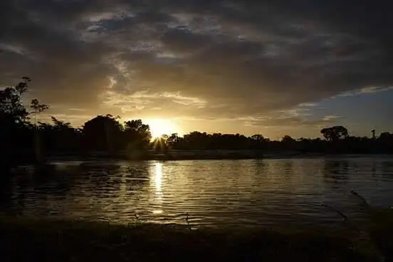 Zonsondergang op de Suriname-rivier