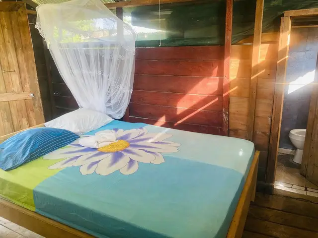 Bed met klamboe in een lodge
