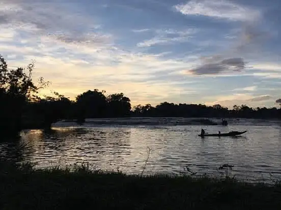 Avondsfeer op de rivier